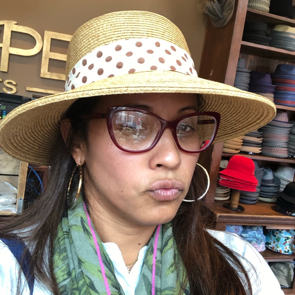 Meet your Posher, Myrna eliris